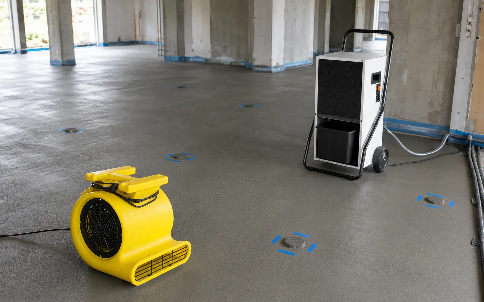 Şap Beton Kurutma Şap beton kurutma uygulamasında nem alıcı cihaz ve blower fan kurulumu